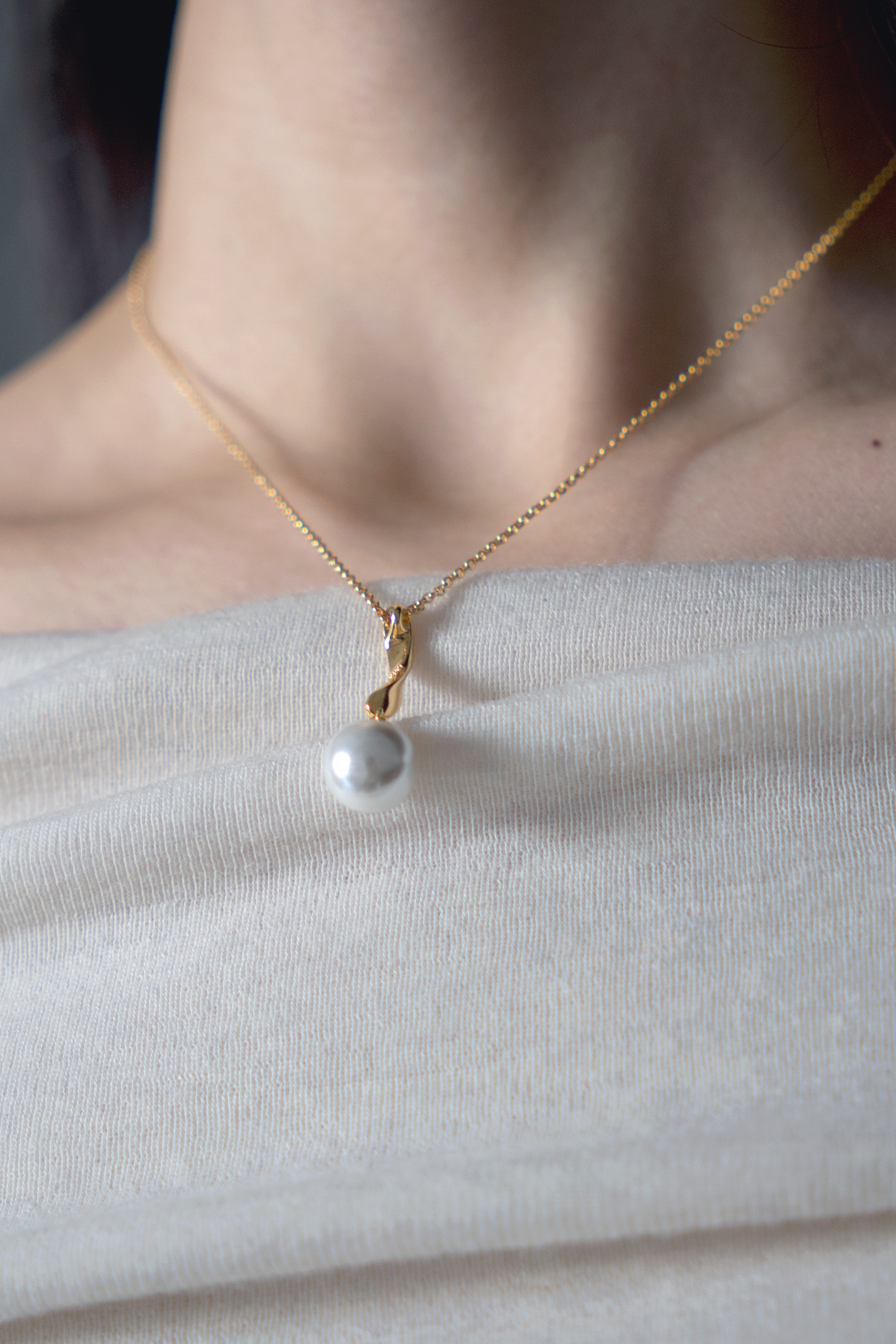 a model waring a 18K Gold-Plated Pearl Drop Pendant Necklace